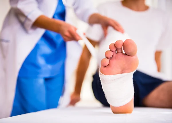 Homme blessé chez le médecin — Photo