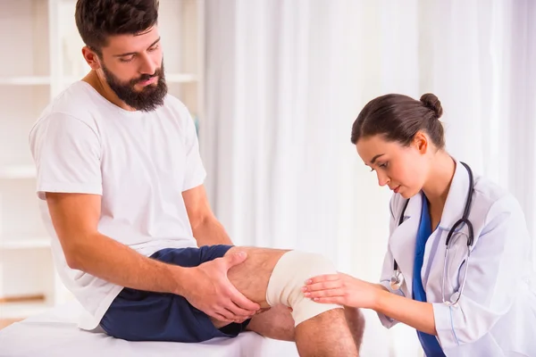 Lesión hombre en médico — Foto de Stock