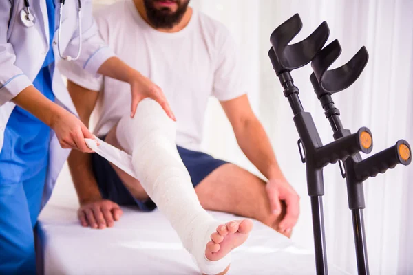 Injury man in doctor — Stock Photo, Image