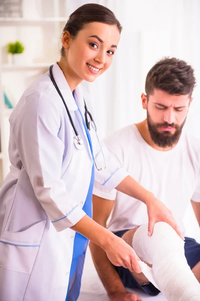 Lesión hombre en médico — Foto de Stock