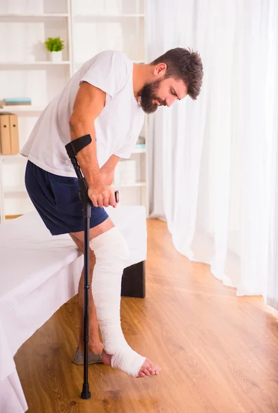 Verletzter Mann in Arzt — Stockfoto