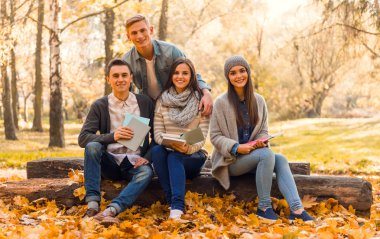 Öğrenciler sonbahar Park