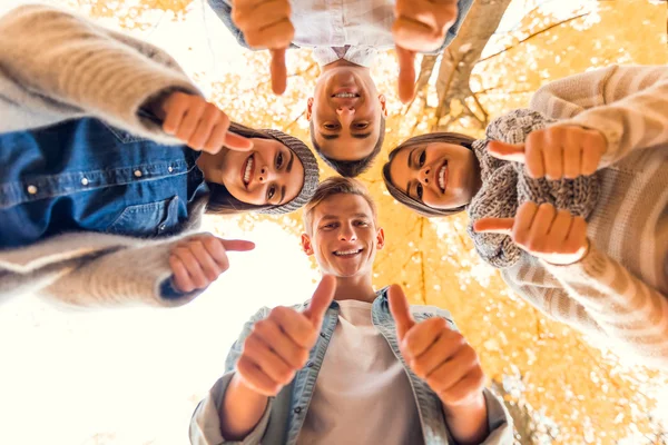 Studenten im Herbstpark — Stockfoto