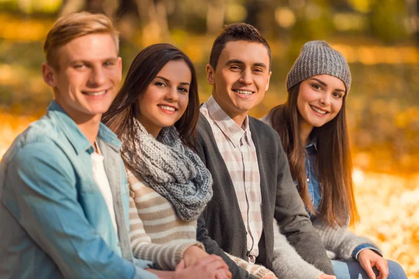 Studenten in de herfst park — Stockfoto