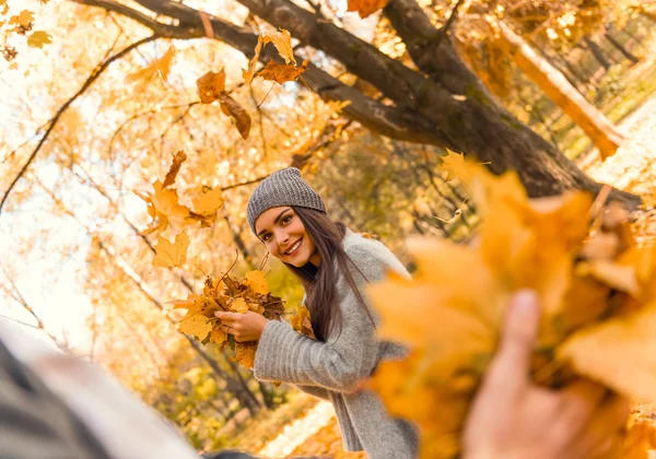 Schüler im Herbstpark — Stockfoto