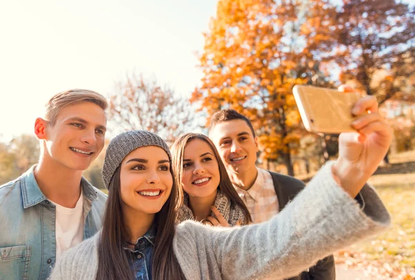 Studenten in de herfst park — Stockfoto