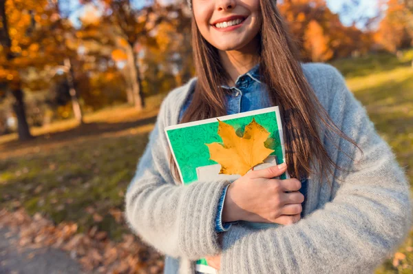 Student v podzimním parku — Stock fotografie