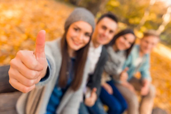 Estudantes no parque outono — Fotografia de Stock