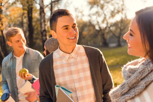 Studenten in de herfst park — Stockfoto