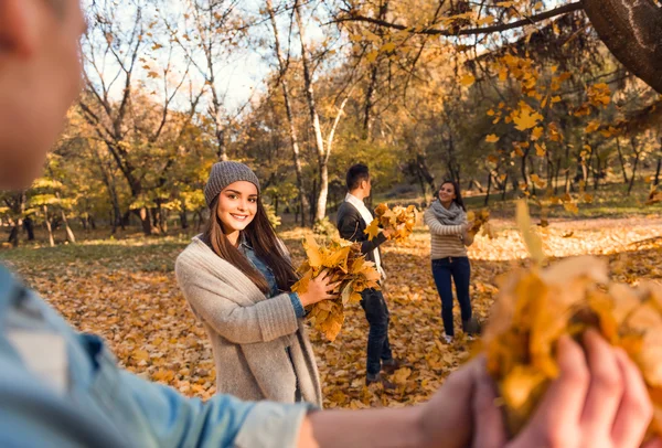 Studenti nel parco autunnale — Foto Stock