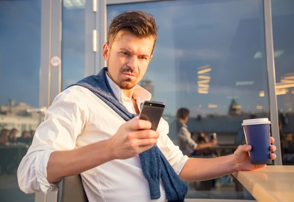 Junger glücklicher Geschäftsmann — Stockfoto