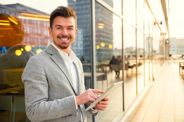 Joven hombre de negocios feliz — Foto de Stock