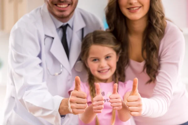 Kinder- und Kinderarzt — Stockfoto