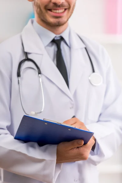 Jovem Médico feliz — Fotografia de Stock