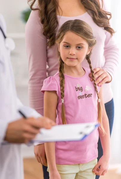 Kinder- und Kinderarzt — Stockfoto