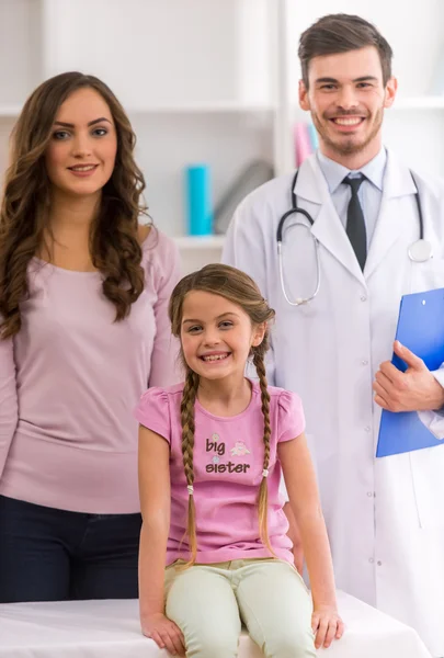 Kinder- und Kinderarzt — Stockfoto