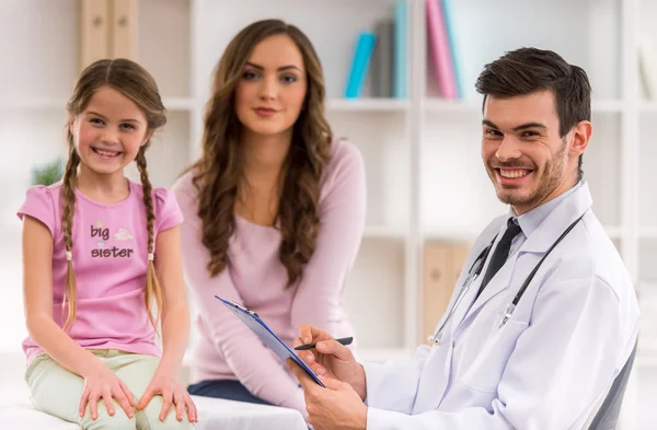 Kinder- und Kinderarzt — Stockfoto