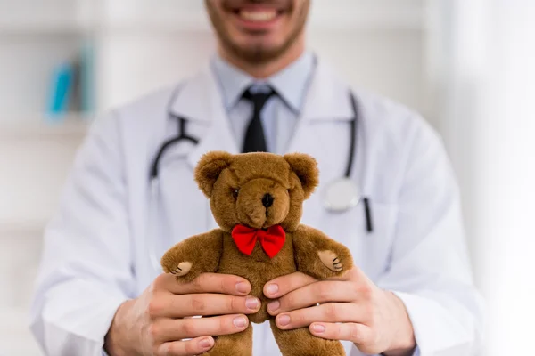 Jonge gelukkig kinderarts — Stockfoto