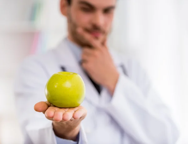 Joven feliz doctor — Foto de Stock