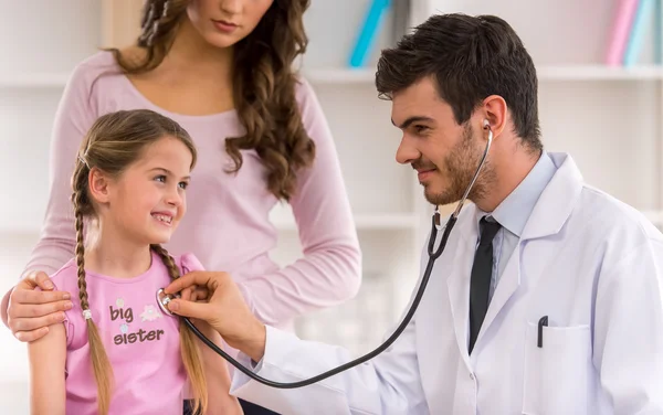 Barn och barnläkare — Stockfoto