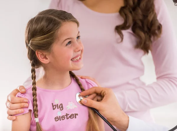 Kinder- und Kinderarzt — Stockfoto