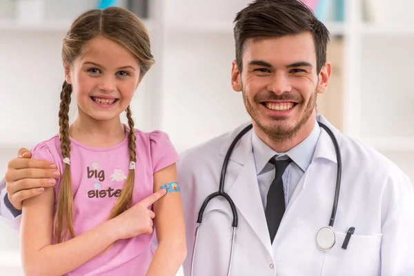 Barn och barnläkare — Stockfoto