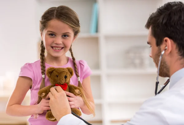 Kinder- und Kinderarzt — Stockfoto