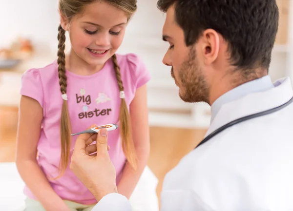 Kinder- und Kinderarzt — Stockfoto