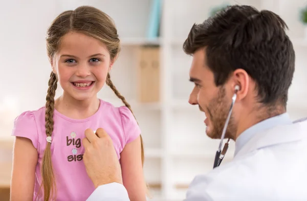 Kinder- und Kinderarzt — Stockfoto