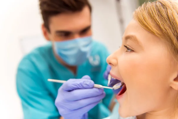 Escritório de dentista profissional — Fotografia de Stock