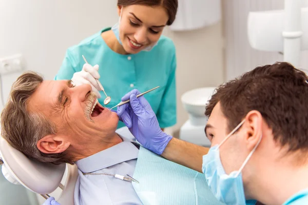 Professzionális fogorvosi rendelőben — Stock Fotó