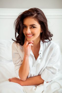 güzel bir kız yatakta