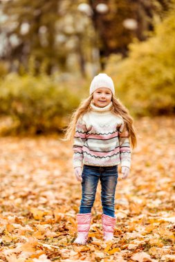 Kız sonbahar yürüyüş