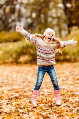 Kız sonbahar yürüyüş