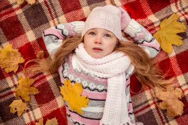 Kız sonbahar yürüyüş