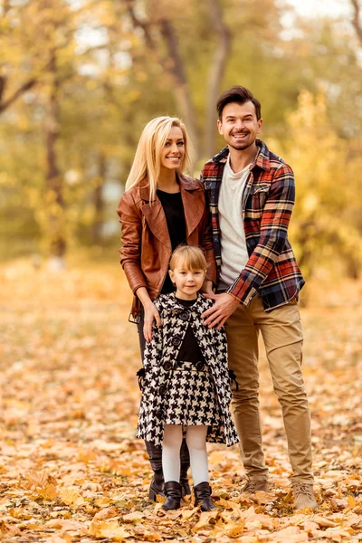 Familjen promenad hösten — Stockfoto