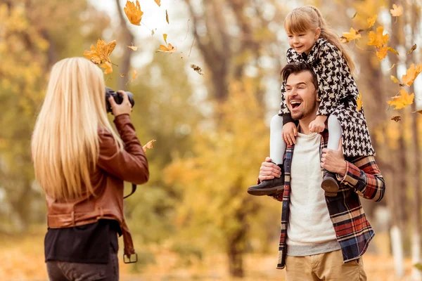 Familjen promenad hösten — Stockfoto