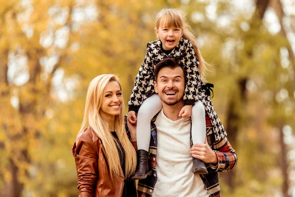 Familjen promenad hösten — Stockfoto