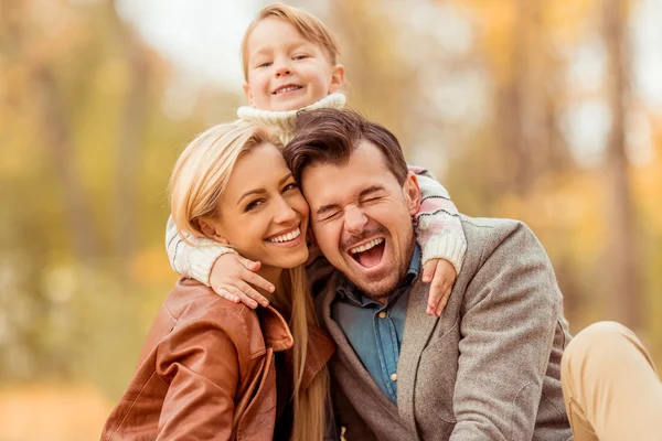 Família andar outono — Fotografia de Stock