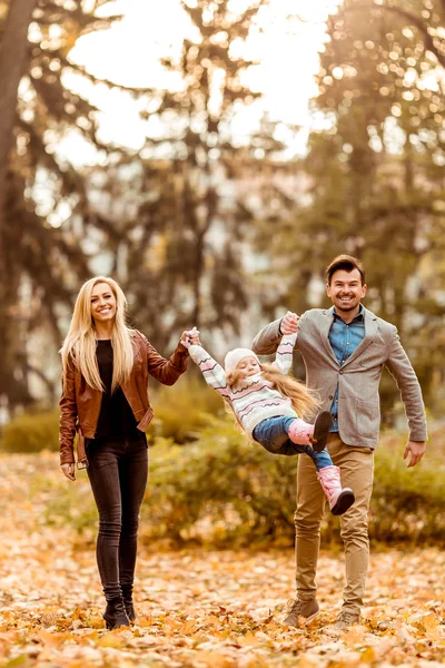 Familjen promenad hösten — Stockfoto