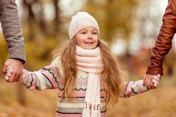 Familjen promenad hösten — Stockfoto