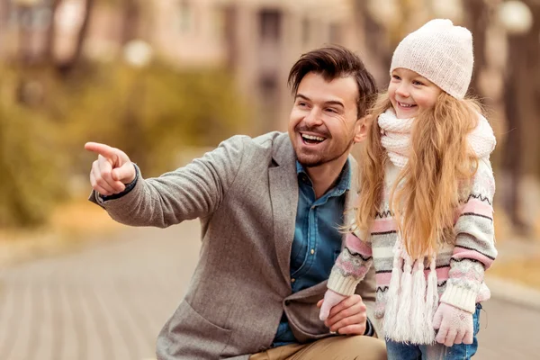 Passeggiata in famiglia autunno — Foto Stock