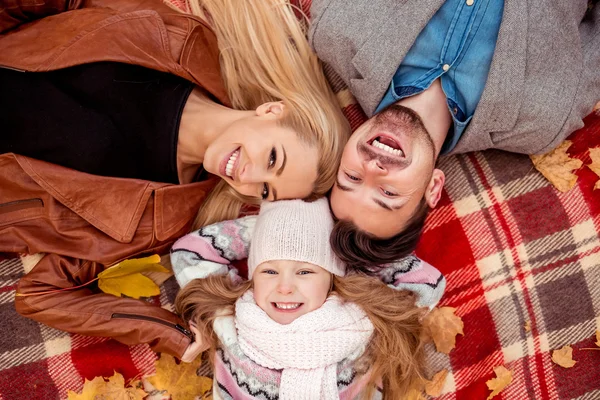 Familjen promenad hösten — Stockfoto