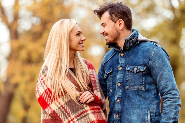 Couple walk autumn — Stock Photo, Image