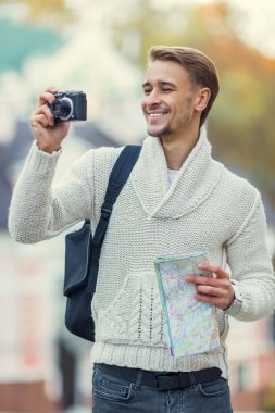 Genç erkekler seyahat seyahat etmek