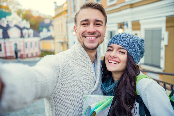 Young couple travels — Stock Photo, Image