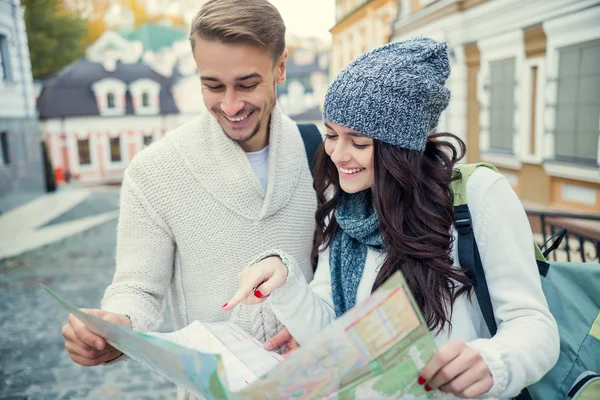 Pareja joven viaja — Foto de Stock