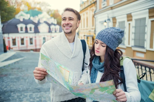 Pareja joven viaja — Foto de Stock