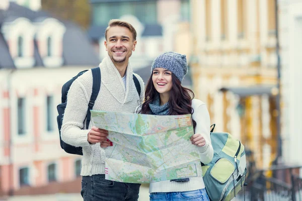 Young couple travels — Stock Photo, Image