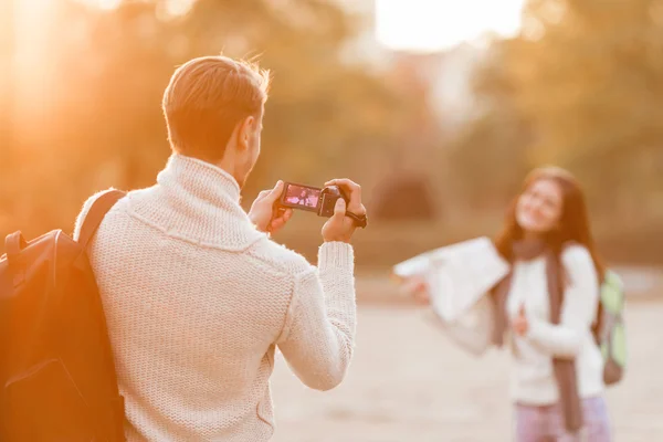 Pareja joven viaja — Foto de Stock